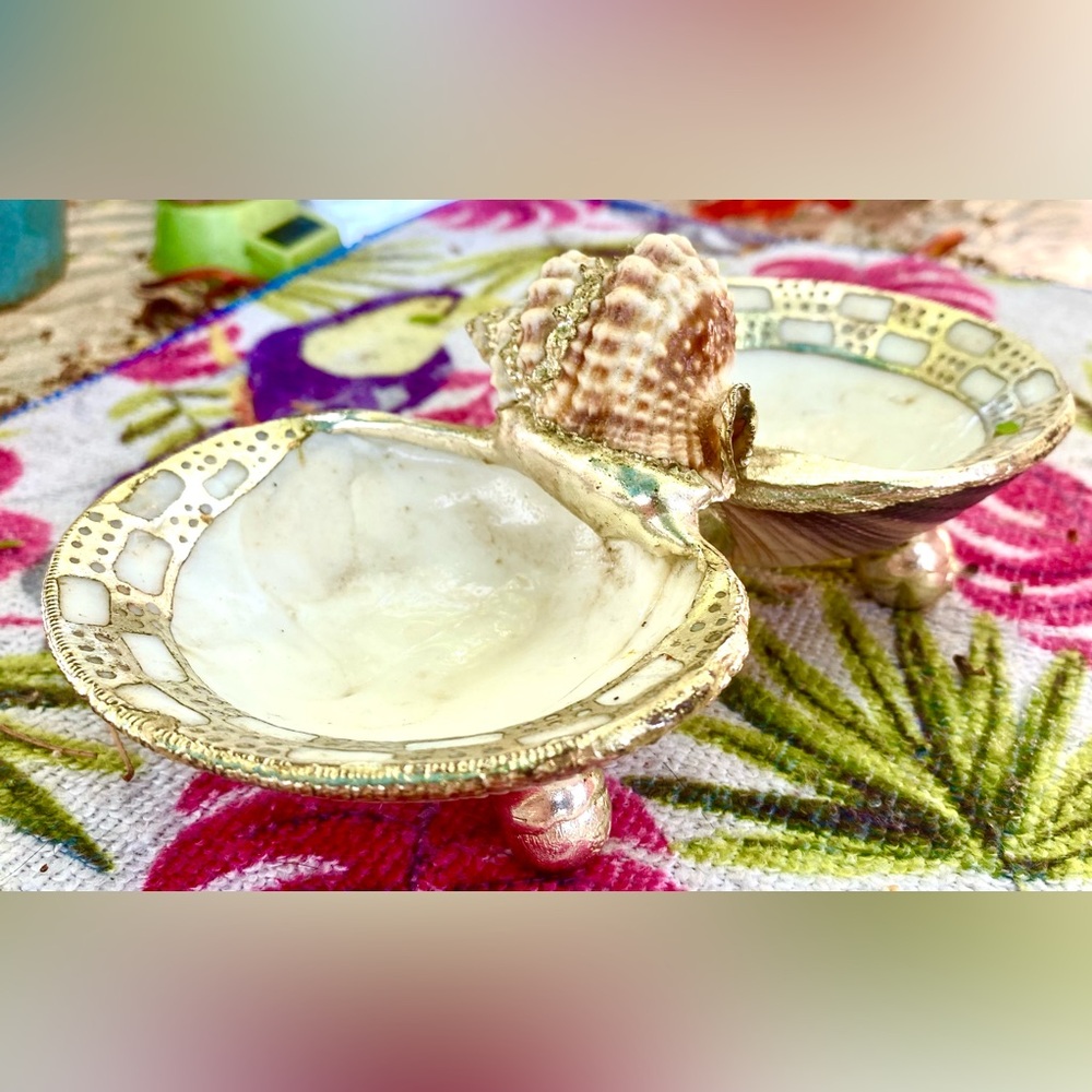 Gold and Cream Venus Clam Seashell Trinket/Snack Dish with Gold Trim - Picture 3 of 7